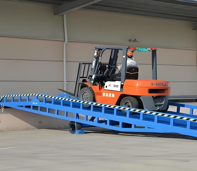 赫章移动式卸货平台（叉车用）